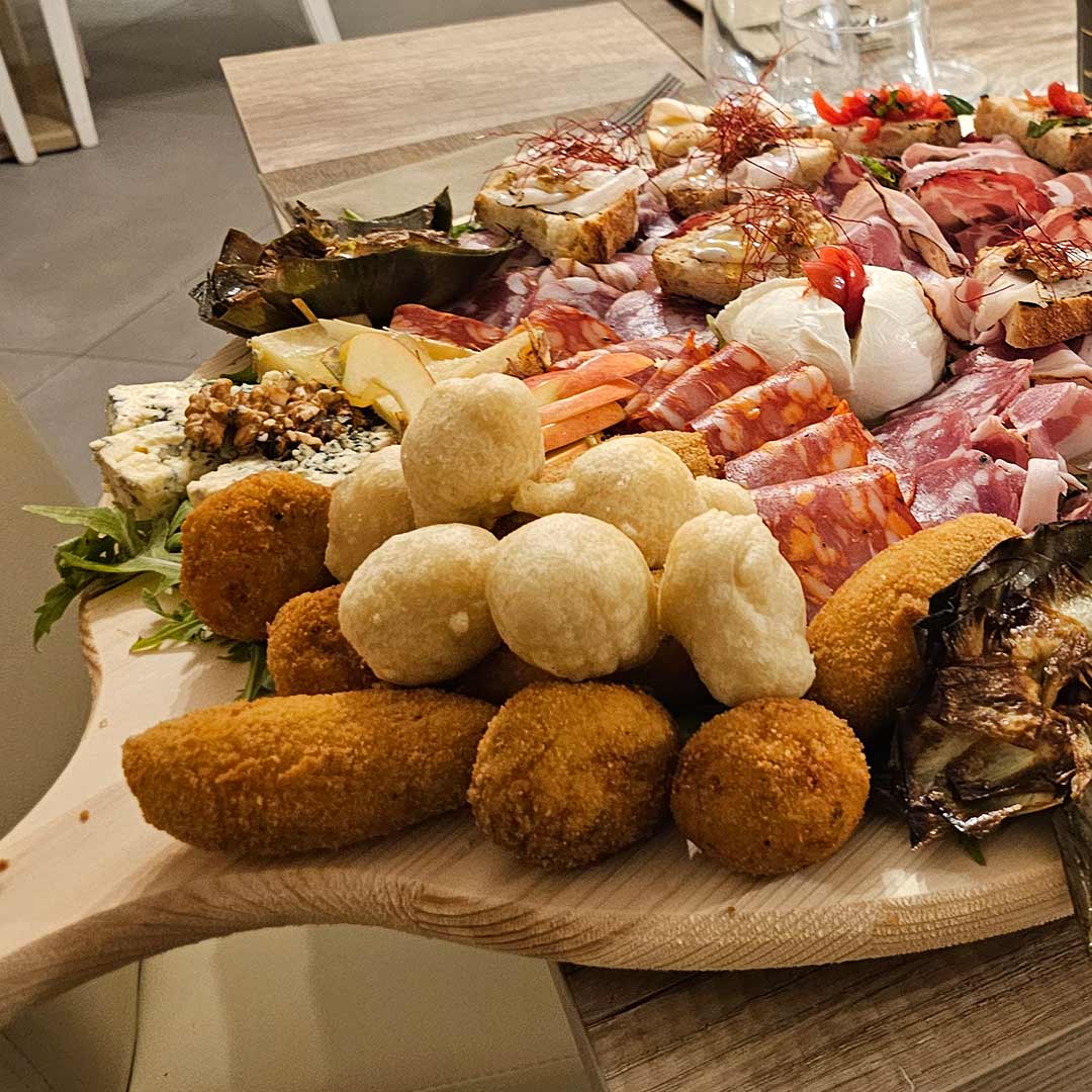 Tagliere con fritti e salumi a Carbolandia